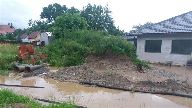 V Chlumanech na Prachaticku domy zalila voda z rozvodněného potoka a z rybníka, evakuovat se muselo patnáct lidí (23. 6. 2019).