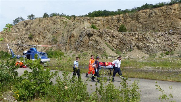 Zrannou enu musel z brnnskho lomu Hdy transportovat vrtulnk (23. 6. 2019).