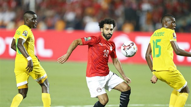 HVZDA V AKCI. Mohamed Salah z Egypta mezi hri Zimbabwe.