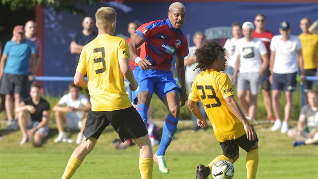 P��pravn� fotbalov� utk�n�: Plze� - Sokolov. Zleva Luk� �ulc ze Sokolova, Jean-David Beaugel z Plzn� a Ond�ej Ruml ze Sokolova.