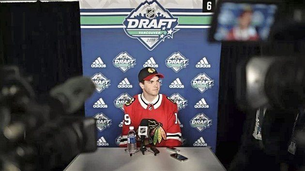 Mladý liberecký hokejový útočník Michal Teplý při draftu NHL v kanadském Vancouveru, kde si ho ve čtvrtém kole vybral celek Chicaga.