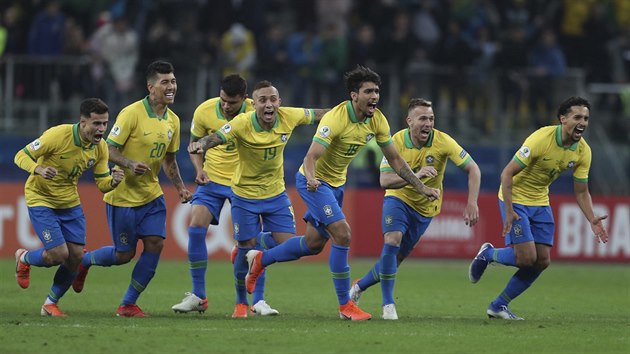 Brazilt fotbalist oslavuj vyden penaltov postup do semifinle jihoamerickho ampiontu.