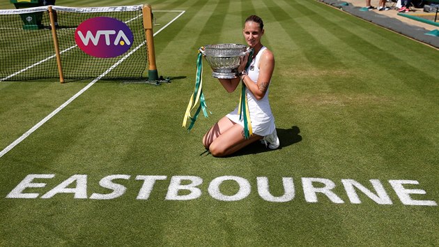 Karolna Plkov suvernnm zpsobem ovldla turnaj v Eastbourne a zaslouen pevzala trofej pro vtzku.