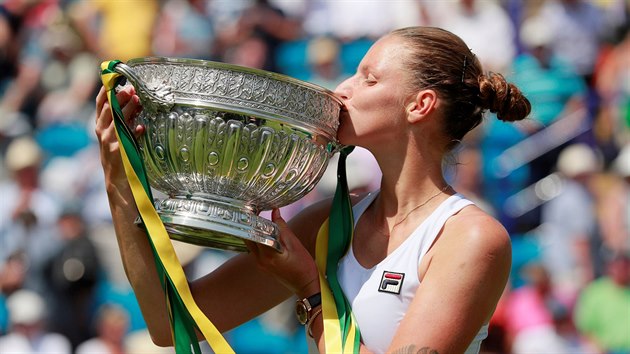 Karolna Plkov suvernnm zpsobem ovldla turnaj v Eastbourne a zaslouen pevzala trofej pro vtzku.