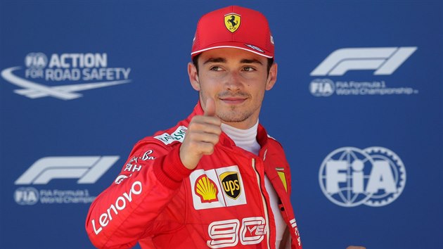 Charles Leclerc z Ferrari po vtzn kvalifikaci na Velkou cenu Rakouska.