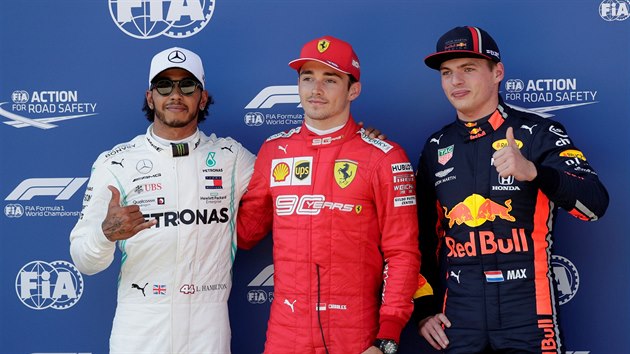 Uprosted se usmv vtz kvalifikace Charles Leclerc, vlevo je druh Lewis Hamilton, vpravo tet Max Verstappen.