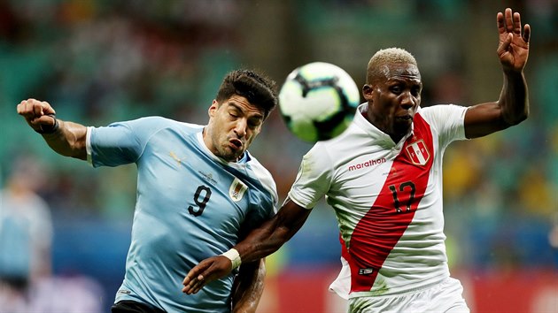 Uruguaysk tonk Luis Surez (vlevo) a forvard Luis Advincula z Peru.