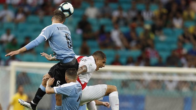 Paolo Guerrero z Peru bojuje s dvojic Rodrigo Bentancur, a Lucas Torreira z Uruguaye.