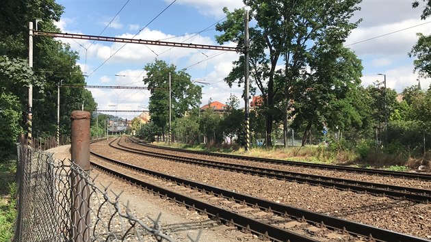 Porucha nejspe vznikla pi pokusu o krde kabel. Sprva eleznin dopravn cesty je musela opravit. (28. ervna 2019)