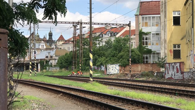 Porucha nejspe vznikla pi pokusu o krde kabel. Sprva eleznin dopravn cesty je musela opravit. (28. ervna 2019)