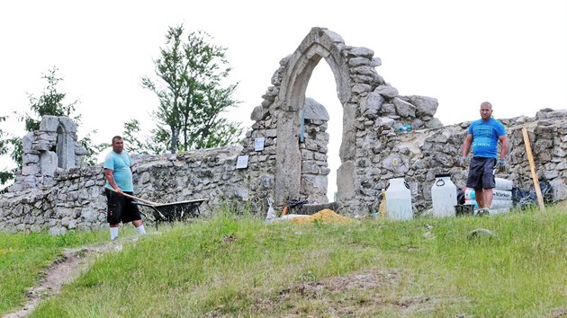 Opravy zdiva ruiny kostela sv. Mikule pod horou Krudum v rmci souasnho tdennho archeologickho kempu