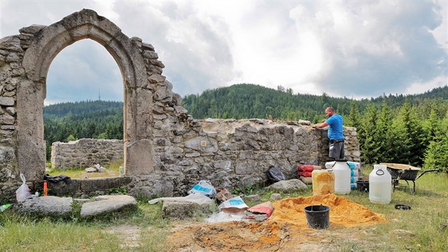 Opravy zdiva ruiny kostela sv. Mikuláše pod horou Krudum v rámci současného týdenního archeologického kempu