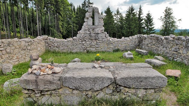 Opravy zdiva ruiny kostela sv. Mikule pod horou Krudum v rmci souasnho tdennho archeologickho kempu.