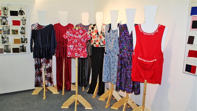 Výstava Totalitní móda v Aši odkazuje i na slavnou textilní minulost města.