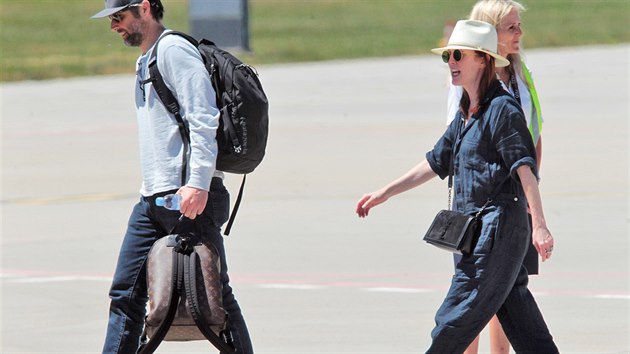 Julianne Moore na karlovarském letišti. (27. června 2019)