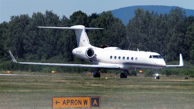 Letadlo s Julianne Moore přistává na karlovarském letišti. (27. června 2019)
