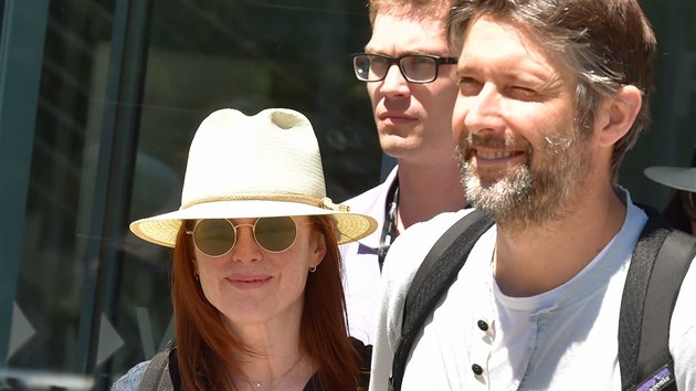 Julianne Moore a její manžel, režisér a scenárista Bart Freundlich (vpravo) na karlovarském letišti. (27. června 2019)