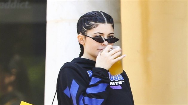 Profesionální celebrita Kylie Jennerová byla na nákupech v luxusních obchodech. Myslela si, že ji za tmavými brýlemi nikdo nepozná. To se ale mýlila. 