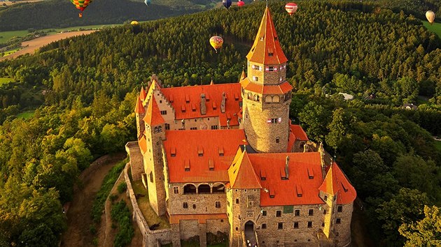 Pohled na hrad Bouzov na Olomoucku během tradiční fiesty horkovzdušných balonů.