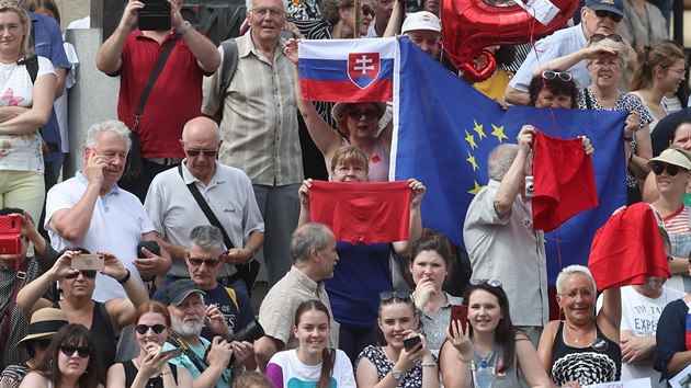 Slovenskou prezidentku Zuzanu aputovou pili na Prask hrad pivtat jej pznivci a tak odprci prezidenta Miloe Zemana. (20. ervna 2019)