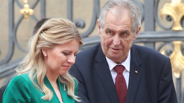 Slovenská prezidentka Zuzana Čaputová na Pražském hradě, kde ji český prezident Miloš Zeman přivítal s vojenskými poctami. (20. června 2019)