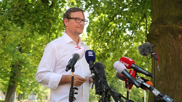 B�val� st�edo�esk� hejtman David Rath se v Hostivici vyjad�uje k verdiktu soudu, kter� ho poslal na sedm let do v�zen� za zmanipulovan� v�b�rov� ��zen� na zak�zky. (26. �ervna 2019)