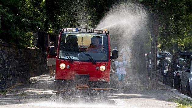 Lid se v extrmnch vedrech osvuj u kropicho vozu v Praze 6. (26. ervna 2019)