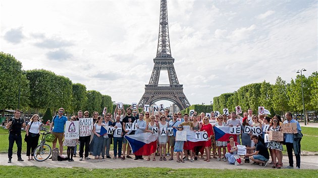 Lid se na protest proti Andreji Babiovi seli i pod Eiffelovou v v Pai. (23. ervna 2019)