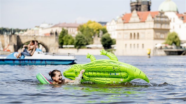 Děti si v horkém dni hrály ve Vltavě. (25. června 2019)