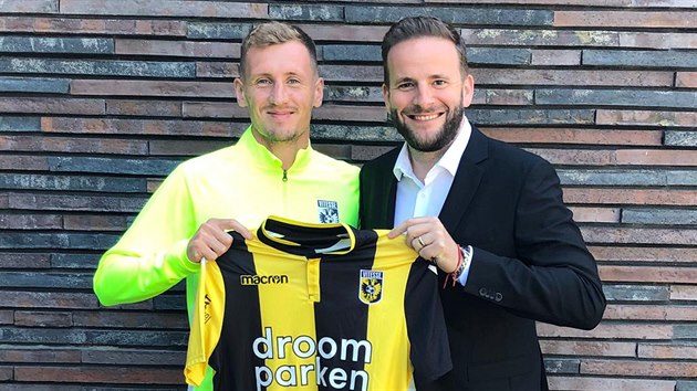 Tom Hjek a Jakub Otava z agentury Sport Invest po podpisu smlouvy v nizozemskm Vitesse Arnhem.