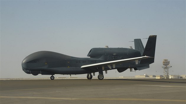 Americký dron  RQ-4 Global Hawk.
