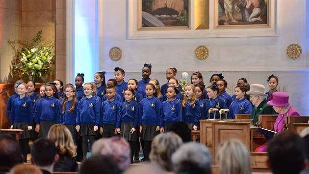 Děti ze základní školy anglikánské církve zpívají britské královně Alžbětě II. při mši. (6. prosince 2017)