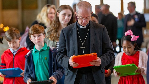 Arcibiskup z Canterbury Justin Welby ukazuje dětem novou vzdělávací aplikaci. Welby prosazuje, aby byli všichni sexuální násilníci z řad anglikánské církve tvrdě potrestáni. (10. dubna 2019)