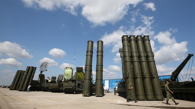 Rusk protiletadlov raketov systmy S-300 (R) a S-400 (L) na vojensk prmyslov vstav Technologie ve strojrenstv ve mst Zhukovsky (Rusko, 11. srpna 2014).