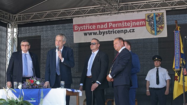 Na zvr tdenn nvtvy Kraje Vysoina zavtal prezident esk republiky Milo Zeman (u mikrofonu) do Bystice nad Perntejnem. Zde debatoval s lidmi na nmst.