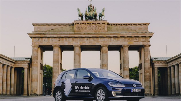 Volkswagen spustil v Berln slubu pro sdlen aut. Minutov autopjovna elektrickch golf se jmenuje WeShare