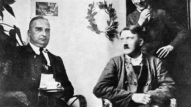 Hermann Kriebel (vlevo) byl s Hitlerem odsouzen za pivn pu z roku 1923. Emil Maurice byl star souvrec.