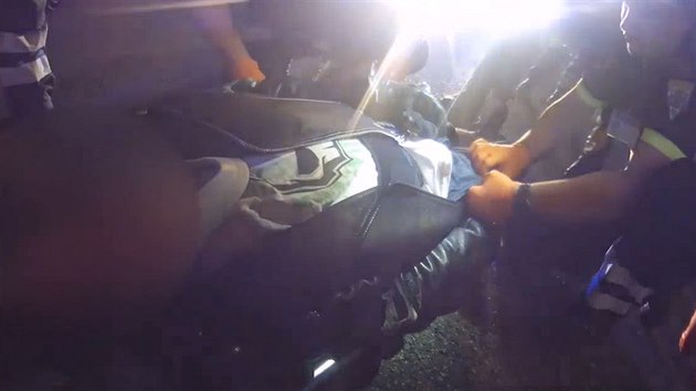 Záchrana opilého motorkáře, který v Praze ujížděl policii
