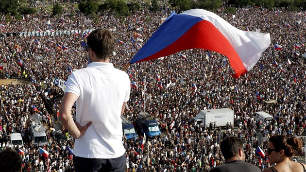 Demonstrace za nezvislost justice a lep vldu, kterou na prask Letn pod iniciativa Milion chvilek pro demokracii. (23. ervna 2019)