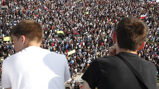 Demonstrace za nezvislost justice a lep vldu, kterou na prask Letn pod iniciativa Milion chvilek pro demokracii. (23. ervna 2019)