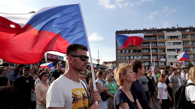 Demonstrace za nezvislost justice a lep vldu, kterou na prask Letn pod iniciativa Milion chvilek pro demokracii. (23. ervna 2019)