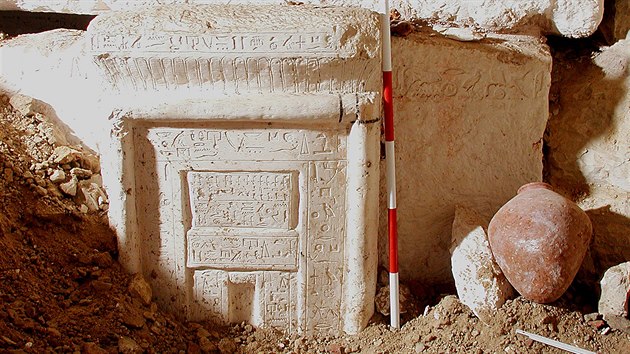 Intiho sarkofg byl zdoben malmi kamennmi nepravmi dvemi pidanmi k jeho vchodn stn.