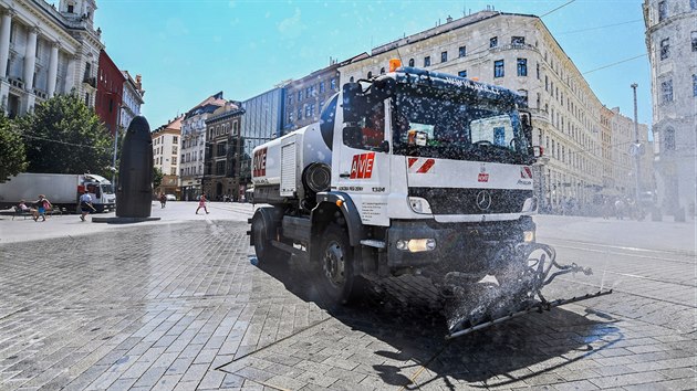 Kropící vůz skrápí rozpálenou dlažbu na Náměstí Svobody v Brně. (26. června 2019)