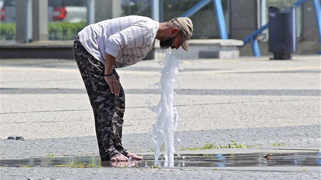 Mu se chlad u fontny v centru Olomouce. (26. ervna 2019)