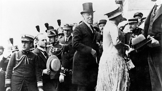 Americký prezident Woodrow Wilson (uprostřed) přichází v doprovodu manželky na závěrečné jednání Pařížské mírová konference. (červenec 1919)