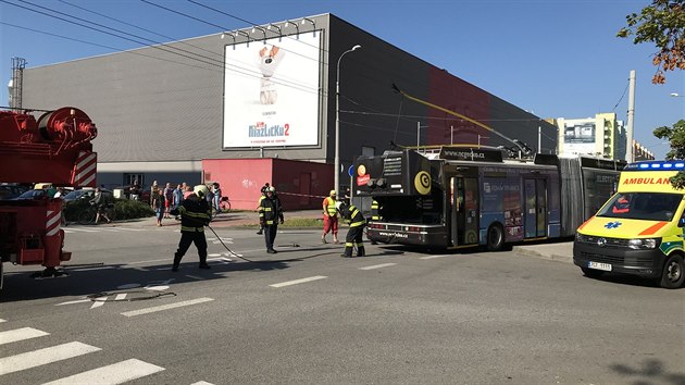 Trolejbus narazil do sloupu u multikina v Českých Budějovicích. (24. června 2019)