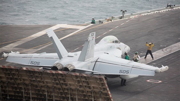 Letoun E/A-18 Growler pipraven k odletu z letadlov lodi USS Abraham Lincoln v Arabskm moi.