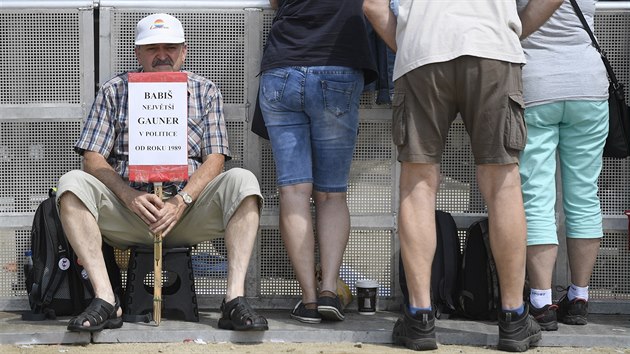 V Praze na Letn se zaali schzet prvn astnci demonstrace za nezvislost...