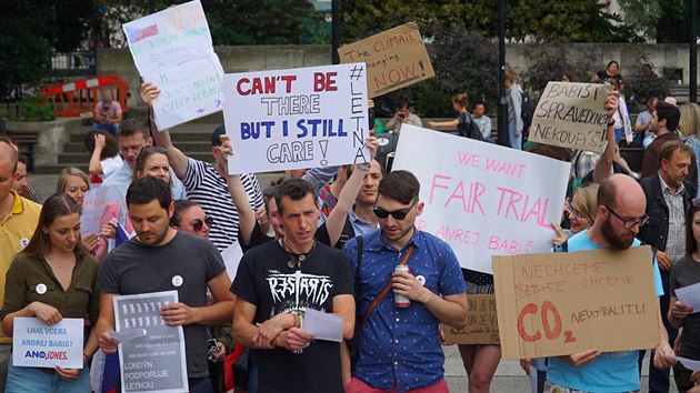 ei, kte se v Londn na dlku pipojili k protestm na Letn.