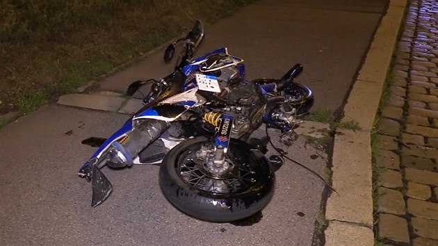 Opilý motocyklista ujížděl v sobotu v Praze policejní hlídce. (22. 6. 2019)